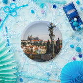 チェコのシャルル橋からのプラハ城の眺め。 ペーパープレート (パーティー)