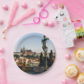 チェコのシャルル橋からのプラハ城の眺め。 ペーパープレート (パーティー)
