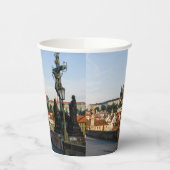 チェコのシャルル橋からのプラハ城の眺め。 紙コップ (左)