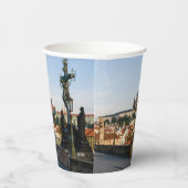 チェコのシャルル橋からのプラハ城の眺め。 紙コップ (右)