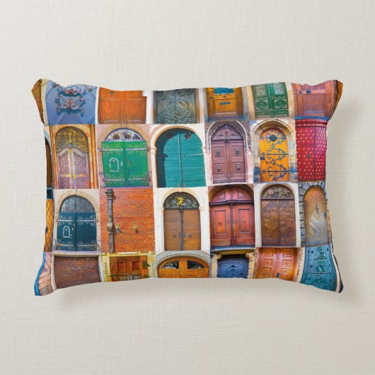 チェコのプラハの中世の玄関ドアのコラージュ アクセントクッション (正面)