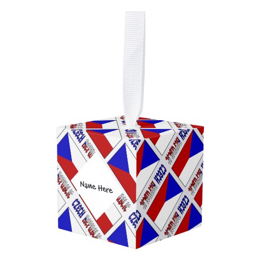 チェコ共和国とチェコ国旗のタイルを使用したパーソナライズギフト キューブオーナメント (正面アングル)