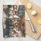 チェコ共和国の旧市街とプラハ城の眺め キッチンタオル (四つ折り)