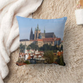 チェコ共和国の旧市街とプラハ城の眺め クッション (ブランケット)