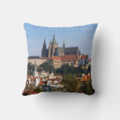 チェコ共和国の旧市街とプラハ城の眺め クッション (裏面)