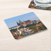 チェコ共和国の旧市街とプラハ城の眺め スクエアペーパーコースター (アングル)