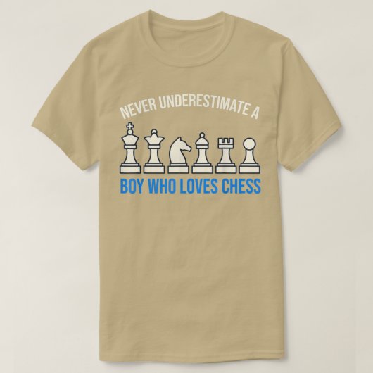 チェスが大好きな男の子を決して過小評価しない Tシャツ (デザイン正面)