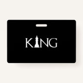 チェスのキングピースを持つ王 バッジ (正面)