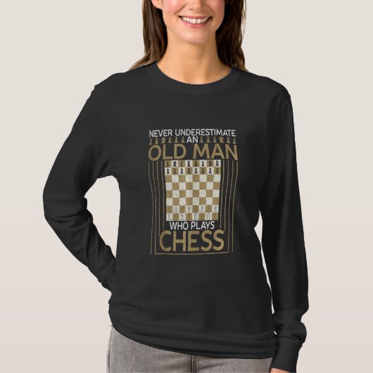 チェスのチェッ遊ス・セットを持つ老人 Tシャツ (正面)