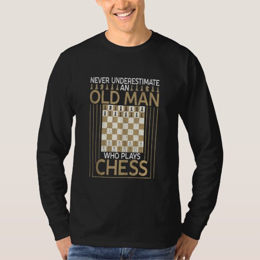 チェスのチェッ遊ス・セットを持つ老人 Tシャツ (正面)