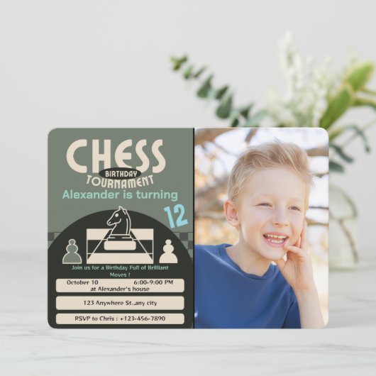 チェスのトーナメント誕生日パーティグリーンテーマ写真 招待状 (スタンド正面)