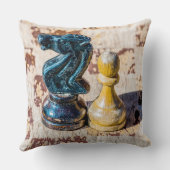 チェスのポーンと騎士 – 退役軍人 クッション (裏面)