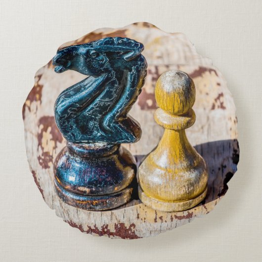 チェスのポーンと騎士 – 退役軍人 ラウンドクッション (裏面)