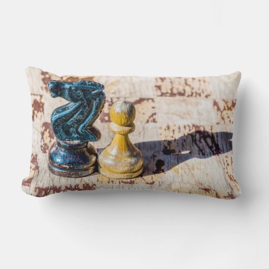 チェスのポーンと騎士 – 退役軍人 ランバークッション (正面)