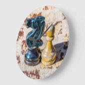 チェスのポーンと騎士 – 退役軍人 ラージ壁時計 (傾斜)