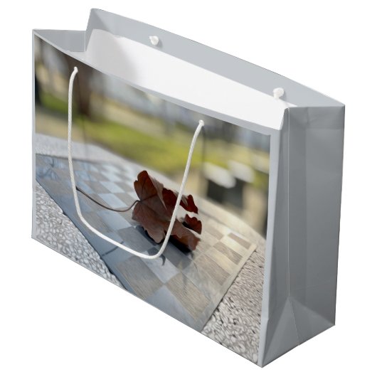 チェスのレッスン ラージペーパーバッグ (正面アングル)