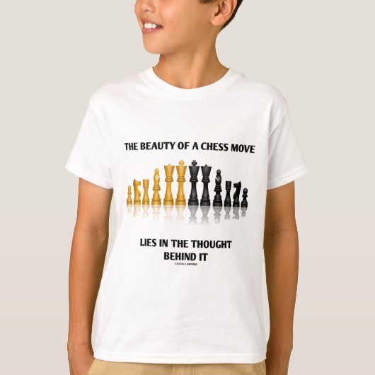 チェスの動きの美しいは後ろ考えにある Tシャツ (正面)