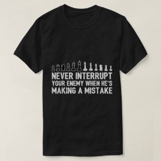 チェスの戦略的思考を笑いで表現したデザイン Tシャツ