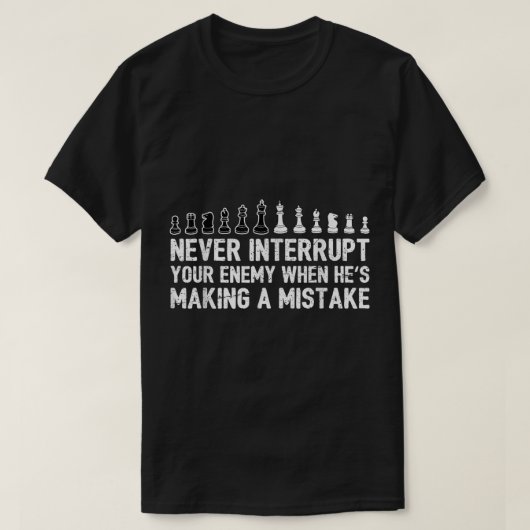 チェスの戦略的思考を笑いで表現したデザイン Tシャツ (デザイン正面)