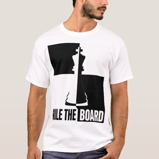 チェスの王様が盤面を支配 Tシャツ (正面)