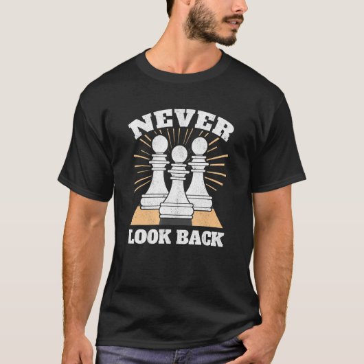 チェスの選手がポーンのチェスおもしろいの駒を振り返らない Tシャツ (正面)