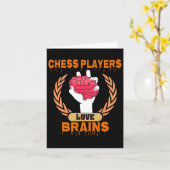チェスの選手が脳怖いおもしろいハロウィーンCuを愛する カード (黄色い花)