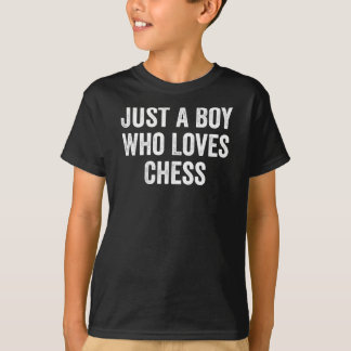 チェスの駒が大好きな少年 Tシャツ
