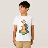 チェスの駒のクイーンと犬 Tシャツ (正面フル)