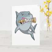 チェスの駒の王と一緒にチェスを打つサメ カード (黄色い花)