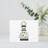 チェスの駒の王様がウェイターとしてタオルを携えて ポストカード (スタンド正面)