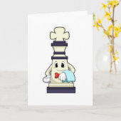 チェスの駒の王様がサービス係の仕事でタオルを下げている カード (黄色い花)