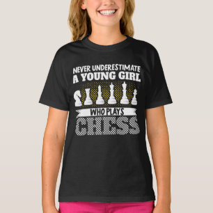 チェスをする少女を決して過小評価し遊ない Tシャツ