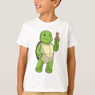チェスを指すカメ(チェスのポーン駒と対戦) Tシャツ