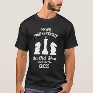 チェスを決して過小評価し遊ない Tシャツ
