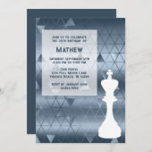 チェスキングジオメトリックダスティブルーとホワイト誕生日 招待状 (正面/裏面)