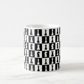 チェスゲームの駒 黒と白の模様 コーヒーマグカップ (中央)
