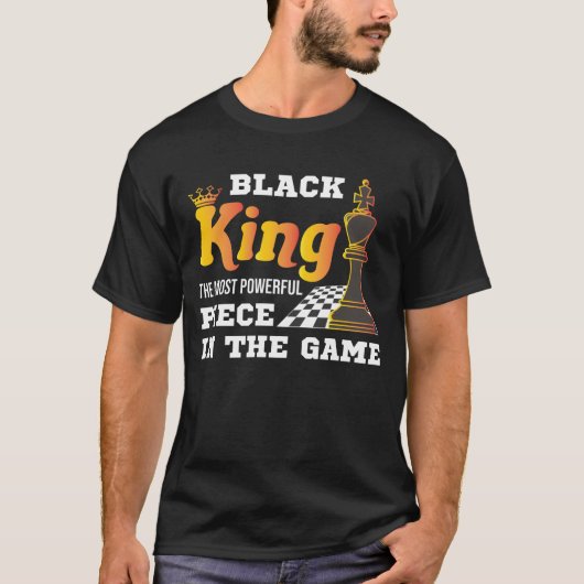 チェスゲームブラックキング最も強力なアフリカ人 Tシャツ (正面)
