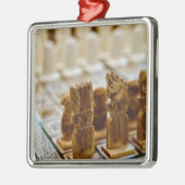 チェスセット売り出し、カーン·エル·カリリ·バザール。 メタルオーナメント (左)