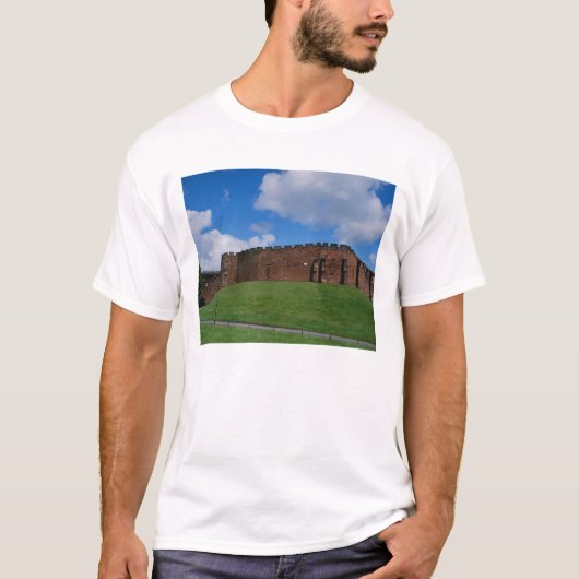 チェスターのハーフムーンタワーと城 Tシャツ (正面)