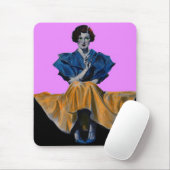 チェスターフィールドを楽しんでいる1934年のかわいらしい女性 マウスパッド (マウス)