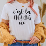 チェストラフリークヴィーおもしろい引用文 Tシャツ<br><div class="desc">人生のユーモアのあることわざに対するフランスのひねり楽しむ – それはミニマリズムboho美学と最高のラ自由的なヴィー – その方法を受け入れる。フランスカッコいいの友人、ワンダラスト旅行ブロガー、そして週末のブランチの日付と毎日の家のおもしろいのためのカジュアルフランスの愛好家のためのギフトのまわりに。</div>