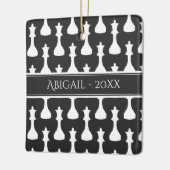 チェスパーソナライズされたクイーンブラック、ホワイトクリスマス セラミックオーナメント (左)