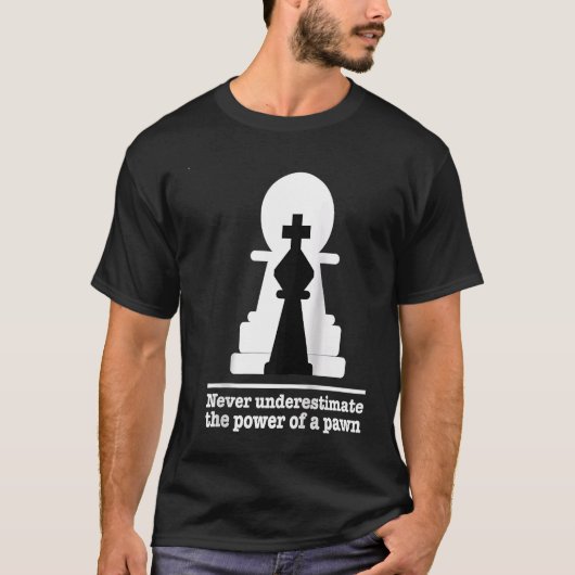チェスプレイヤーはポーンの力を過小評価しない Tシャツ (正面)