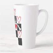 チェスボードハートヴァレンティーンズデイブラック&ホワイト カフェラテマグ (右)