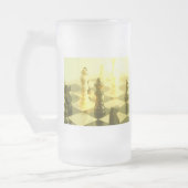 チェス盤の曇らされたガラスのビールのジョッキ フロストグラスビールジョッキ (左)