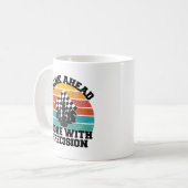 チェス盤の駒の戦略の精度マインドゲーム コーヒーマグカップ (正面左)