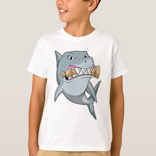チェス駒のキングとチェスをするサメ Tシャツ (正面)