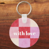 チェッカーボードのバレンタインの赤いピンク名門私立校風のクリーム キーホルダー (裏面)