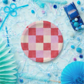 チェッカーボードのバレンタインの赤いピンク名門私立校風のクリーム ペーパープレート (パーティー)