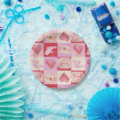 チェッカーボードのバレンタインの赤いピンク名門私立校風のクリーム ペーパープレート (パーティー)